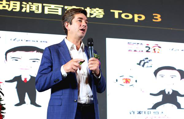 媒體報道胡潤在會議現(xiàn)場演講 媒體報道胡潤在會議現(xiàn)場演講