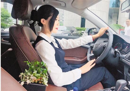 滴滴豪華車女司機王娜娜 滴滴豪華車女司機王娜娜