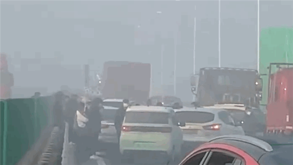 山東一跨海大橋20多輛車相撞 又是濃霧的“鍋”