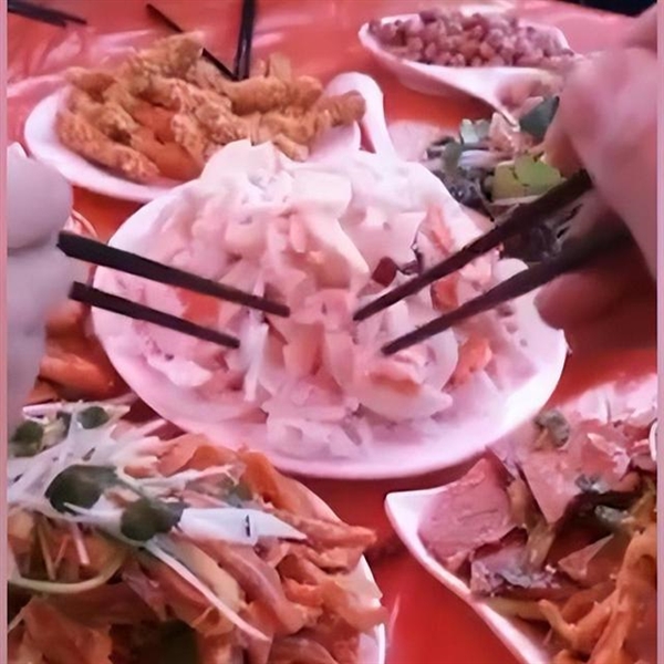 眾人戶(hù)外吃席 8個(gè)涼菜被凍成冰雕 網(wǎng)友：這才是真正的“硬菜”