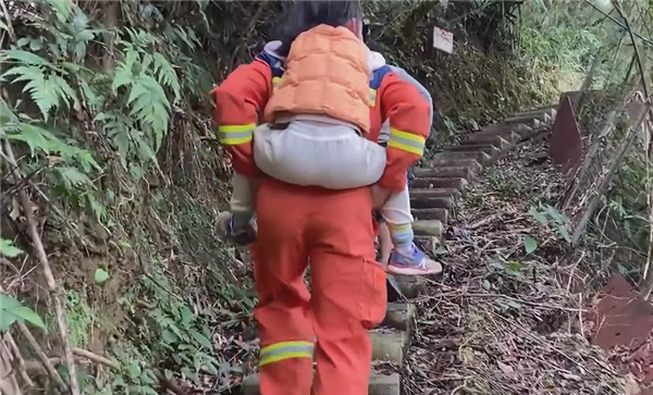 家長帶三胞胎爬五指山 三大三小全被困：21小時才救出來