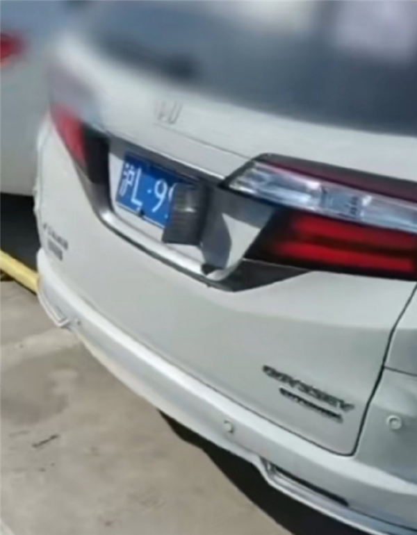 官方回應(yīng)“多輛油車占充電位停車被掰車牌”：網(wǎng)友吵翻憑啥不能停,？