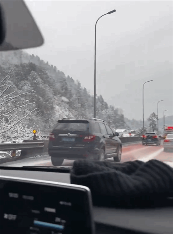 泥巴山隧道奇觀：萬米隧道一頭綠色盎然一頭白雪皚皚