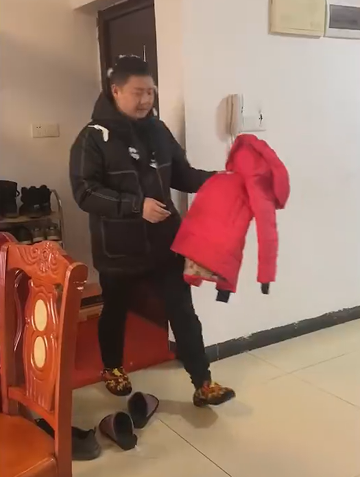 耗時(shí)185天 男子從養(yǎng)鵝開始給老婆做羽絨服：網(wǎng)友贊千金難買