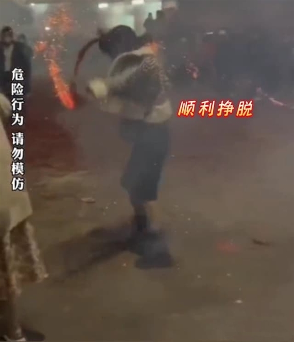 女子放鞭炮時(shí)將掛在身上的鞭炮引燃 結(jié)果意外發(fā)生,！網(wǎng)友：真無知
