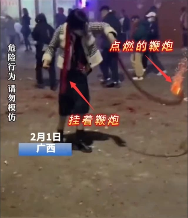 女子放鞭炮時(shí)將掛在身上的鞭炮引燃 結(jié)果意外發(fā)生,！網(wǎng)友：真無知