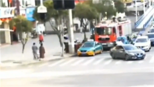 出租車擋道,、出警消防車直接開過致剮蹭：事故認(rèn)定出租車全責(zé)
