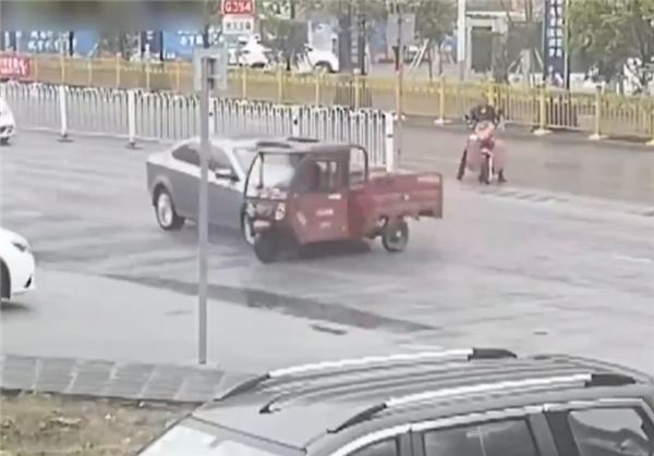老人無證駕駛無牌三輪車逆行被撞還被罰 網(wǎng)友：建議全國推廣