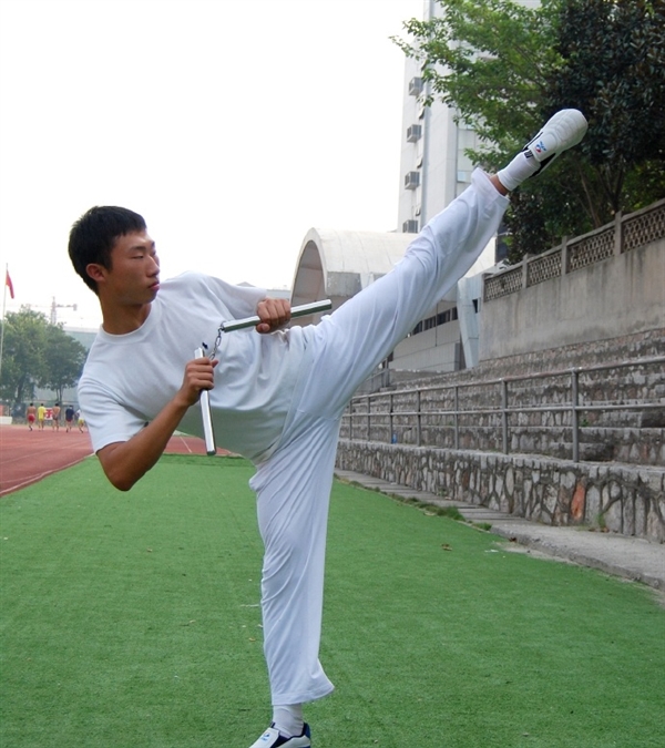 昆蟲學(xué)碩士因表演雙節(jié)棍獲得工作 2000萬粉大V感慨：掌握一門手藝很重要