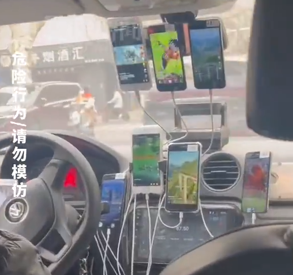 出租車放9部手機(jī)同時(shí)刷短視頻,！司機(jī)堵車不忘點(diǎn)贊 乘客后怕