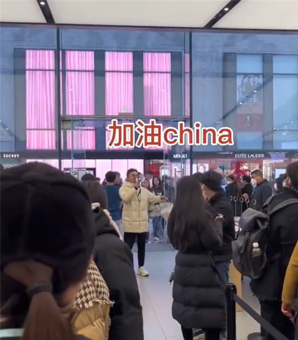 男子到蘋果店里高喊“華為加油”  真相來了：網(wǎng)紅博眼球視頻
