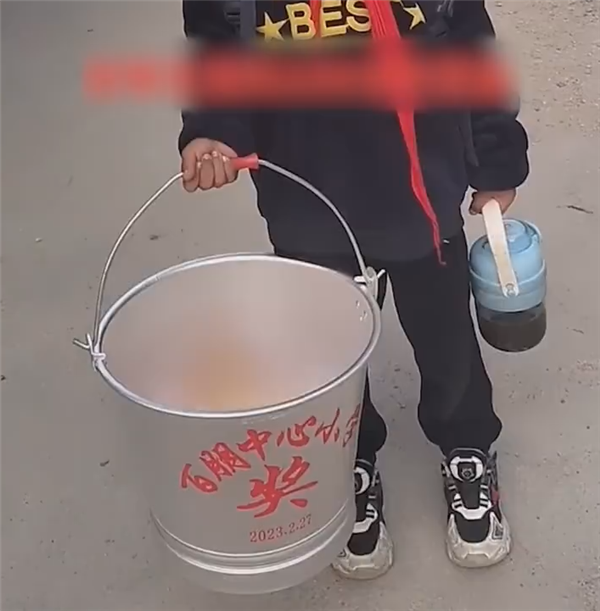 男孩考雙百分被獎勵一只桶：寓意人生的第一桶金