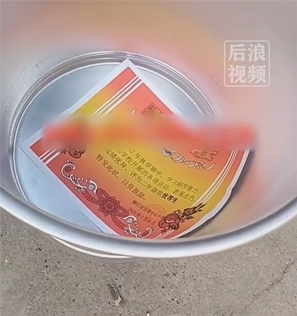男孩考雙百分被獎勵一只桶：寓意人生的第一桶金