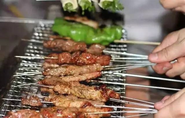 女子在家關(guān)燈沉浸式練習(xí)賣燒烤：準(zhǔn)備20多天 練到滿意就出攤