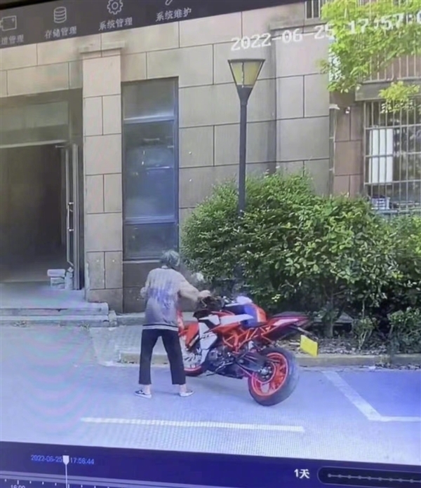 索賠近2萬維修費！老人故意推倒摩托車案今日開庭：車主起訴繼承人