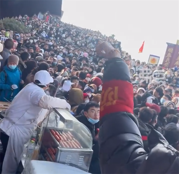 泰山游客爆滿,！從山腳堵到山頂 網(wǎng)友：熟悉的感覺回來了