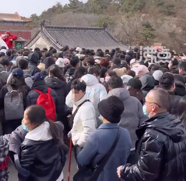 泰山游客爆滿！從山腳堵到山頂 網(wǎng)友：熟悉的感覺回來了