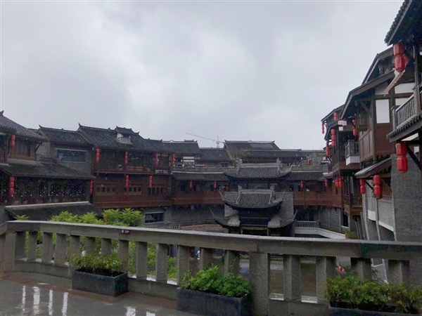 全國各地古鎮(zhèn)相似度高達(dá)99%,？游客吐槽：“特色小吃”都一模一樣