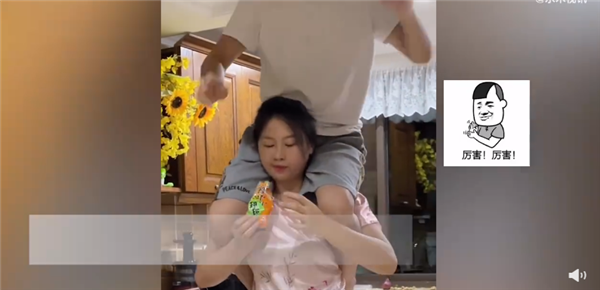 夫妻合作換燈泡妻子全程馱著丈夫 視頻爆火：網友感慨稱太幸福