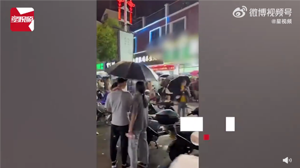2家水果店斗氣式競爭免費(fèi)送榴蓮 一口氣送三車半：市民冒雨排長隊(duì)領(lǐng)取