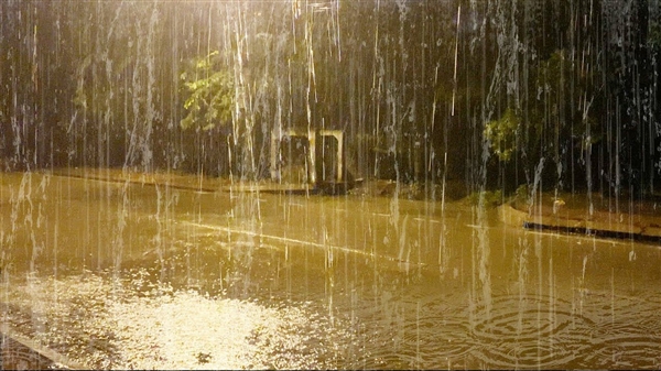 貴陽暴雨地鐵“噴水池”站真成噴水池 站內(nèi)樓梯成“河道”