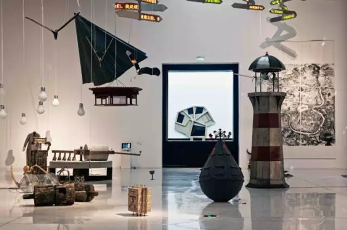 ▲紅磚美術(shù)館開館展“太平廣記”邱志杰作品展出現(xiàn)場(chǎng)